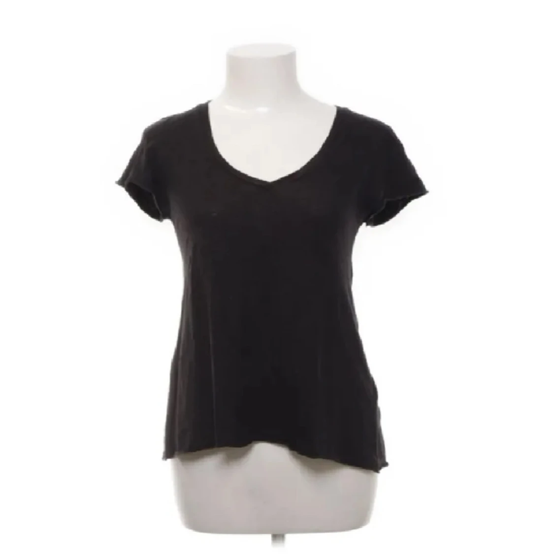 Svart t-shirt med v-ringning