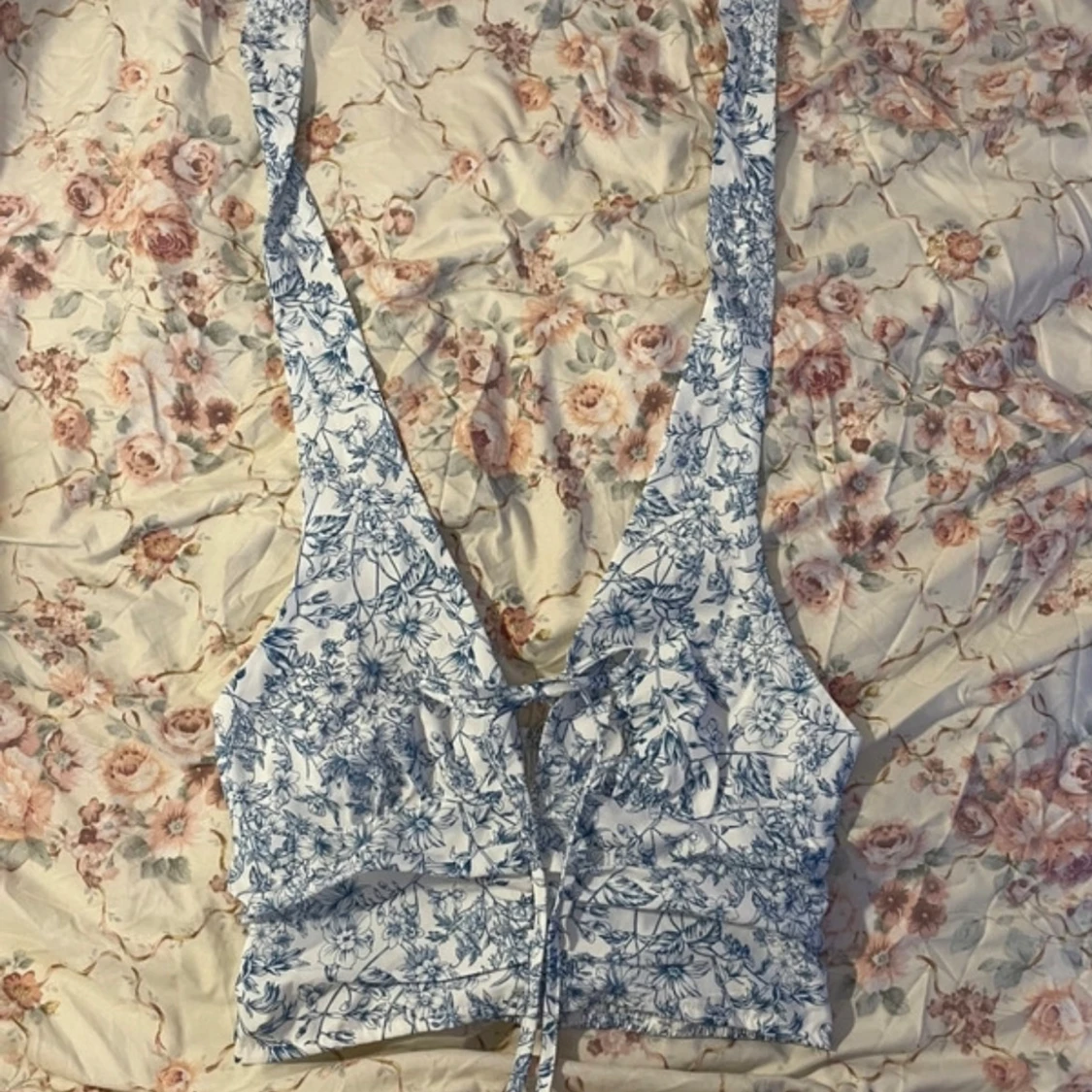 Blommig v-ringad topp