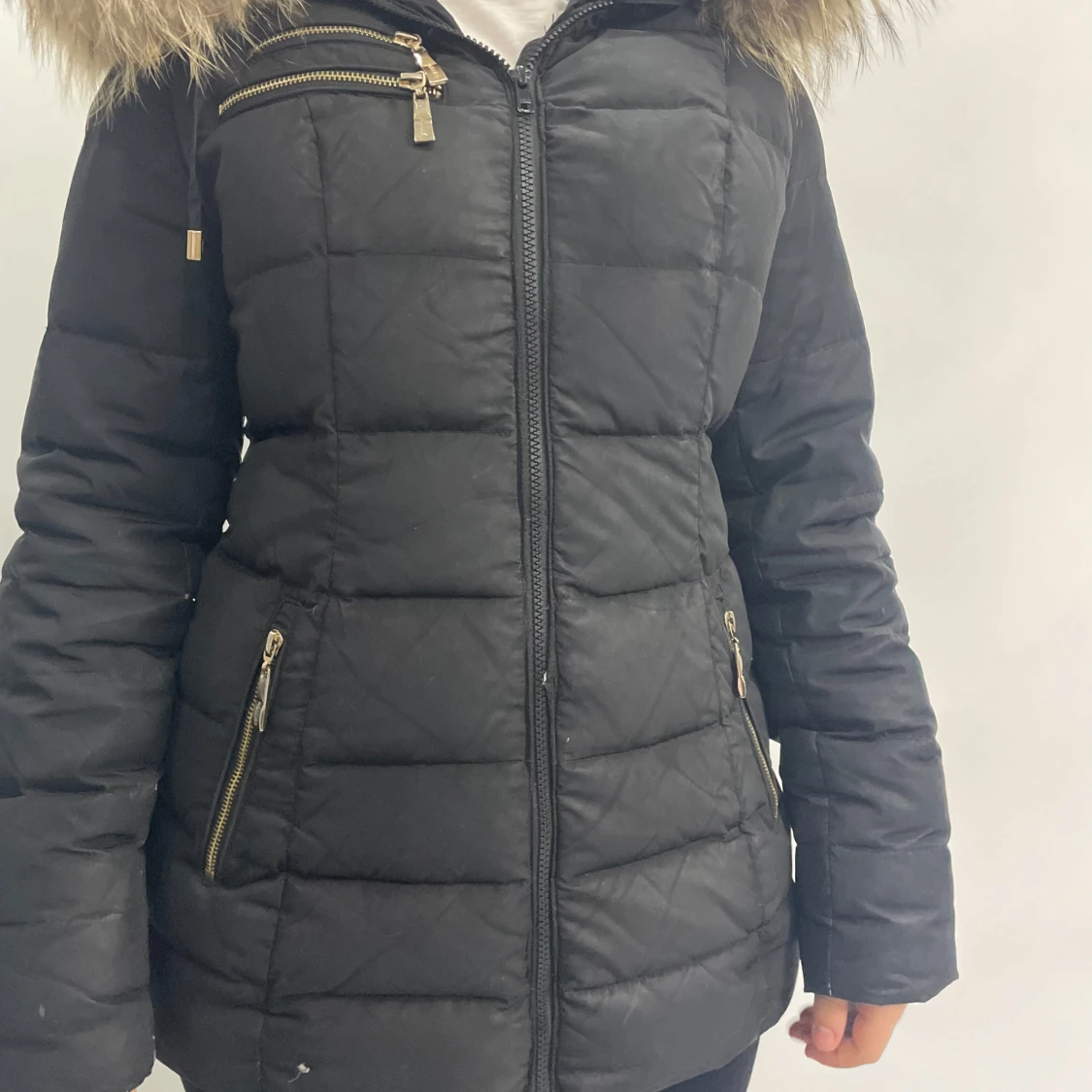 Svart dunjacka med pälsdetaljer