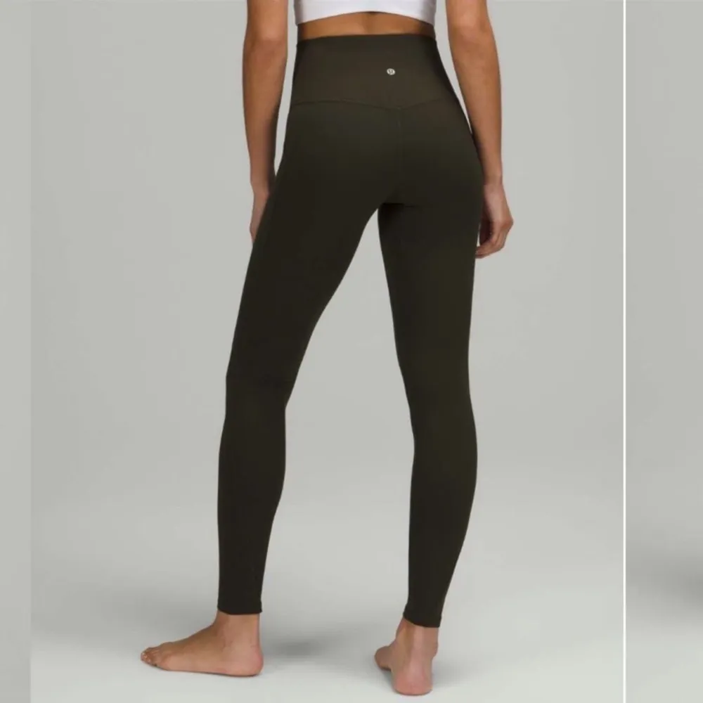 Snygga olivgröna align leggings från Lululemon med hög midja. Perfekta för träning eller en avslappnad dag. De är tillverkade i ett stretchigt och bekvämt material som ger en tight passform. Storlek 2! Färgen sälls inte längre . Farkut & Housut.