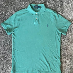Polo Ralph Lauren Piké - Riktigt fet Raffe Piké i en unik grön färg. Storlek M. Plagget är självklart äkta och i toppen skick. Kom gärna med frågor och prisförslag!