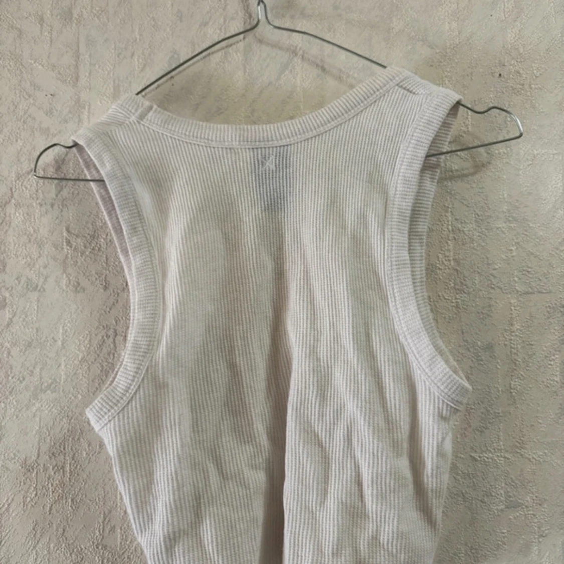 Vit ribbad linnetopp från Collusion - 1