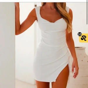 Vit klänning från Hello Molly - Säljer en stilren vit klänning från Hello Molly. Klänningen har en draperad design med smala axelband och en elegant passform. Perfekt för sommarens alla tillfällen. 💫