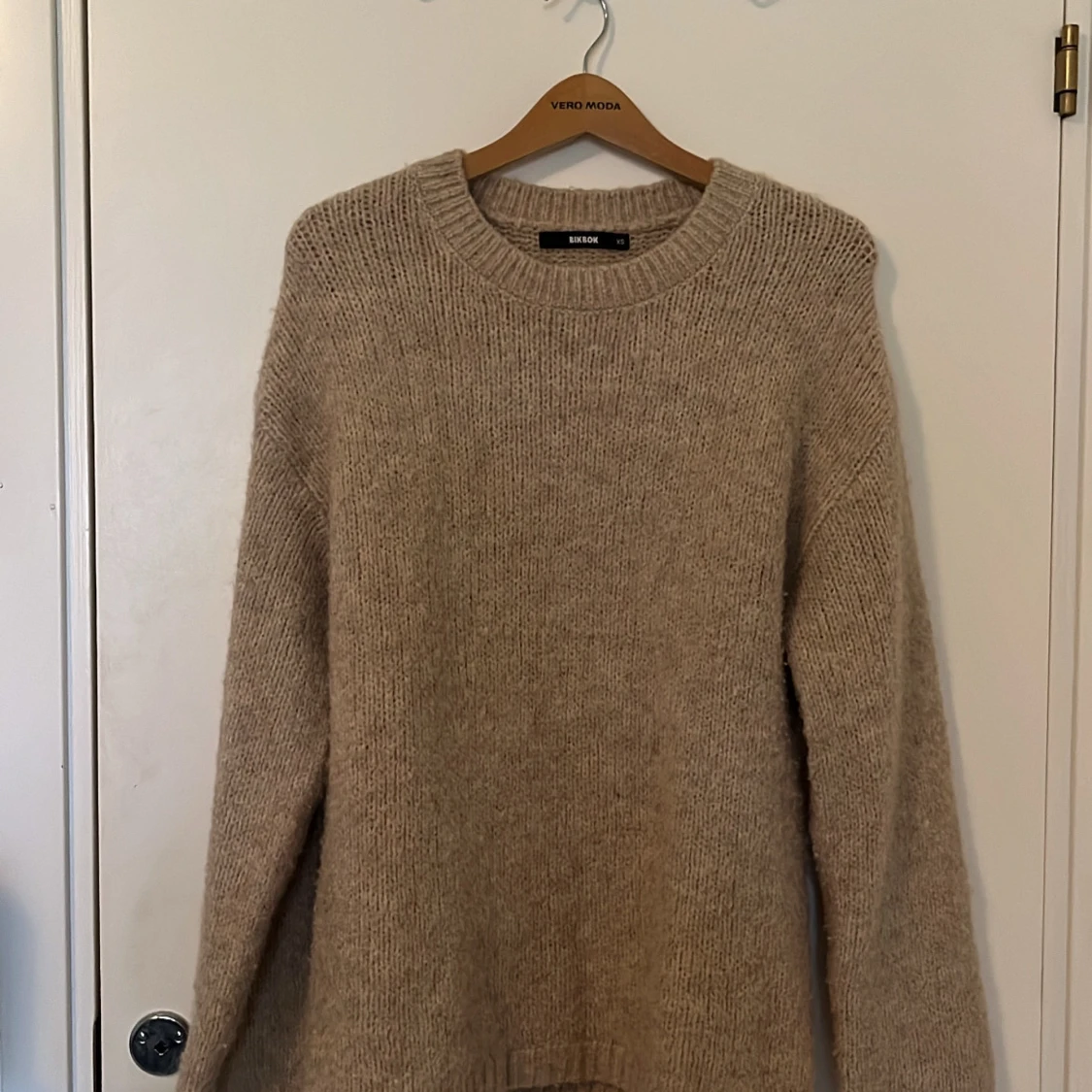 Beige stickad tröja från Bik Bok