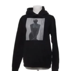 The Cool Elephant Hoodie - Snygg svart hoodie med tryck, som är superbekväm och skön att använda. Köpt för runt 500;- Hör av dig vid frågor eller för fler bilder💘