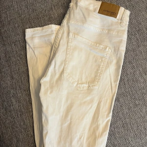 Vita jeansbyxor - Snygga vita jeansbyxor med hög midja och tight passform. De kommer från Gina tricot och är i modellen Molly.