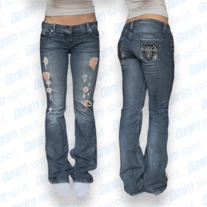 GUESS lowwaist bootcut jeans - storlek w26• Mått: Längd: 104cm Innerbenslängd: 82cm Midjebredd: 38cm Lårbredd: 22,5cm Benöppning: 22cm • OBS design med revor och hål på benen. Vid frågor, meddela här!💙