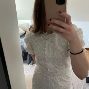 Vit klänning med spetsdetaljer - En vit somrig klänning som passar till skolavslutning, student, konfirmation bland annat☺️