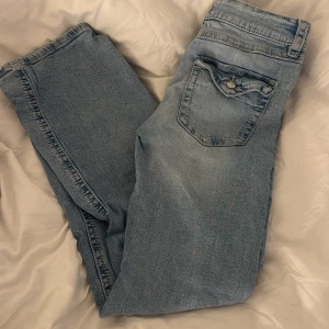 ljus blå jeans - Snygga ljusblå jeansbyxor med knapp fickor, har bara använts fåtal gånger och har inga defekter💕