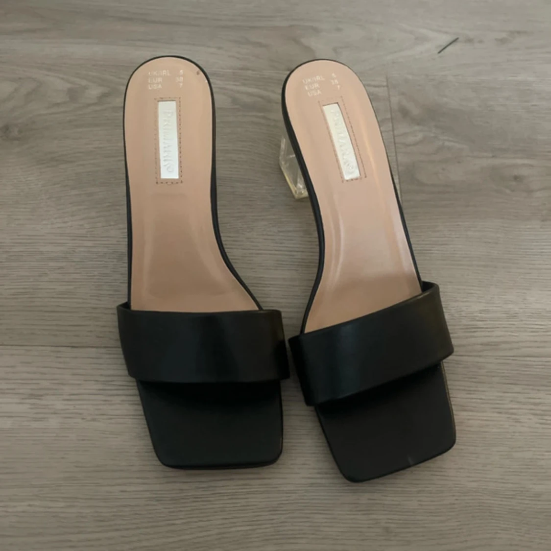 Svarta klackskor med transparent klack