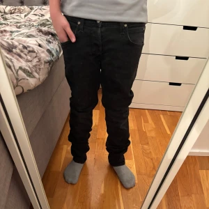 Svarta jeansbyxor - Snygga svarta jeansbyxor med en klassisk femficksdesign. Snygga och stilrena svarta jeans. 	•	Bekväma att bära hela dagen. 	•	Ger en bra passform. 	•	Passar både till vardag och fest. 	•	Lätta att matcha med andra kläder. Med lapp också.