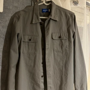 Grå overshirt från Jack and Jones  - Snygg grå overshirt från Jack and Jones. Aldrig använd| Storlek:M kan även passa S men den blir lite overzise då om man gillar det| Ny pris 499|  mitt pris 299.