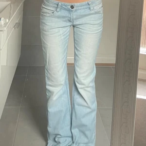 Ljusblå bootcut jeans från Orsay - Snygga ljusblå bootcut jeans från Orsay.De har en låg midja och en bekväm passform. super snygga 