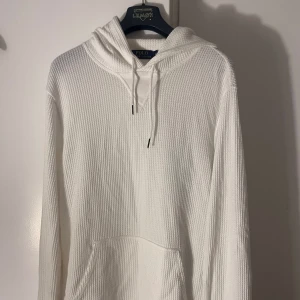  Polo Ralph Lauren hoodie - Säljer denna sällsynta och väldigt snygga polo Ralph Lauren hoodien i superfint skick. Skriv gärna om ni har frågor eller lägg gärna prisförlag då priset är diskutterbart.