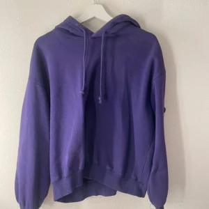 Lila hoodie - Säljer en snygg lila hoodie med luva. Den har långa ärmar och en bekväm passform. Ska flytta snart så vill gärna bli av med allt så fort som möjligt (pris kan diskuteras)💕