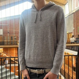 Kashmir hoodie - Säljer nu en fet kashmir/merino hoodie i storlek S😍 Skicket e 10/10, inga defekter. Märket: Sayless😝😙