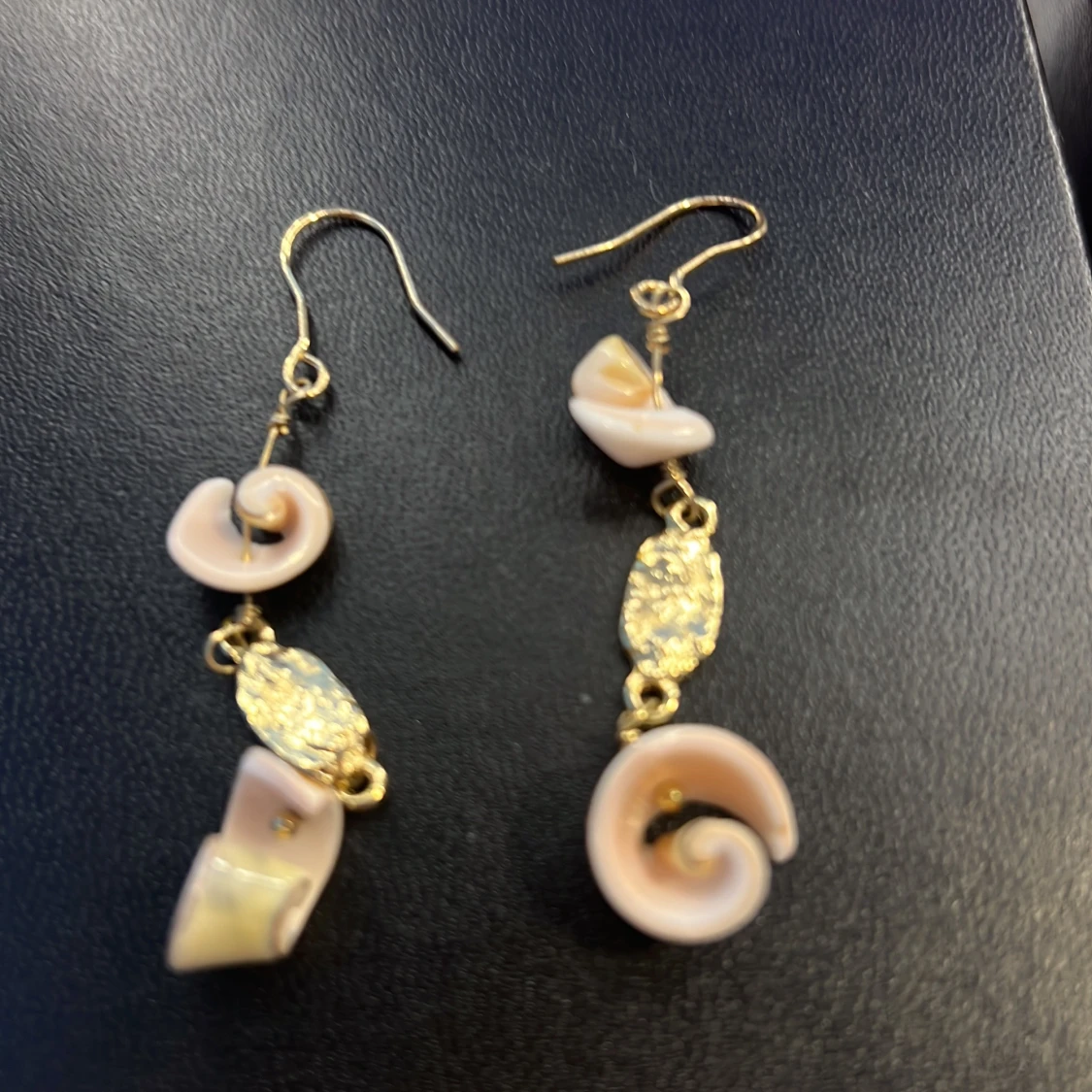 Guldörhängen med snäckdetaljer