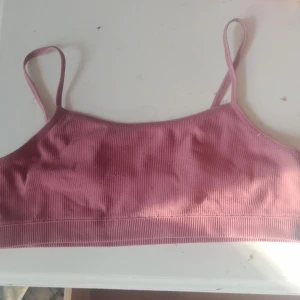 Rosa ribbad sporttopp💗 - En söt ribbad sport topp från hm vet inte riktigt vilken storlek men skulle tro xxs-s, väldigt skön känns helt ärligt typ som ett extra lager hud💗💗