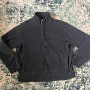 Fullzip från Ralph lauren  - Bra skick på tröjan. Den är ganska stor i passformen. Priset kan diskuteras.