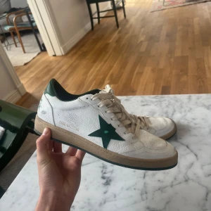 Golden goose ballstars 42 - Säljer nu dessa golden goose ballstats i storlek 42. Skorna är använda enstaka gånger så skicket är 9/10🍹. OG: Box tillkommer och order bekräftelse finns!Hör av dig vid frågor eller funderingar!🌟🌟