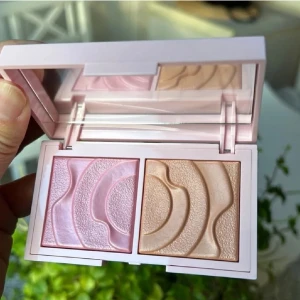 Caia flirty duo palette - Duo palett med superfina färger!  krämiga och byggnara Blush & highligter. Självklart oanvänd med skyddsplasten & kartongen kvar 🩷