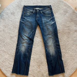 Lågmidjade jeans - Snygga lågmidjade blå jeans från pepe jeans. Byxorna har en rak passform. Lappen är tyvärr avklippt men skulle uppskatta de till en stl 36💕