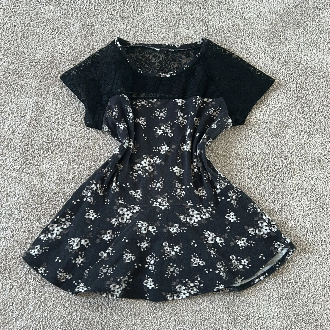 Svart blommig topp/tunika med spetsdetaljer - 1