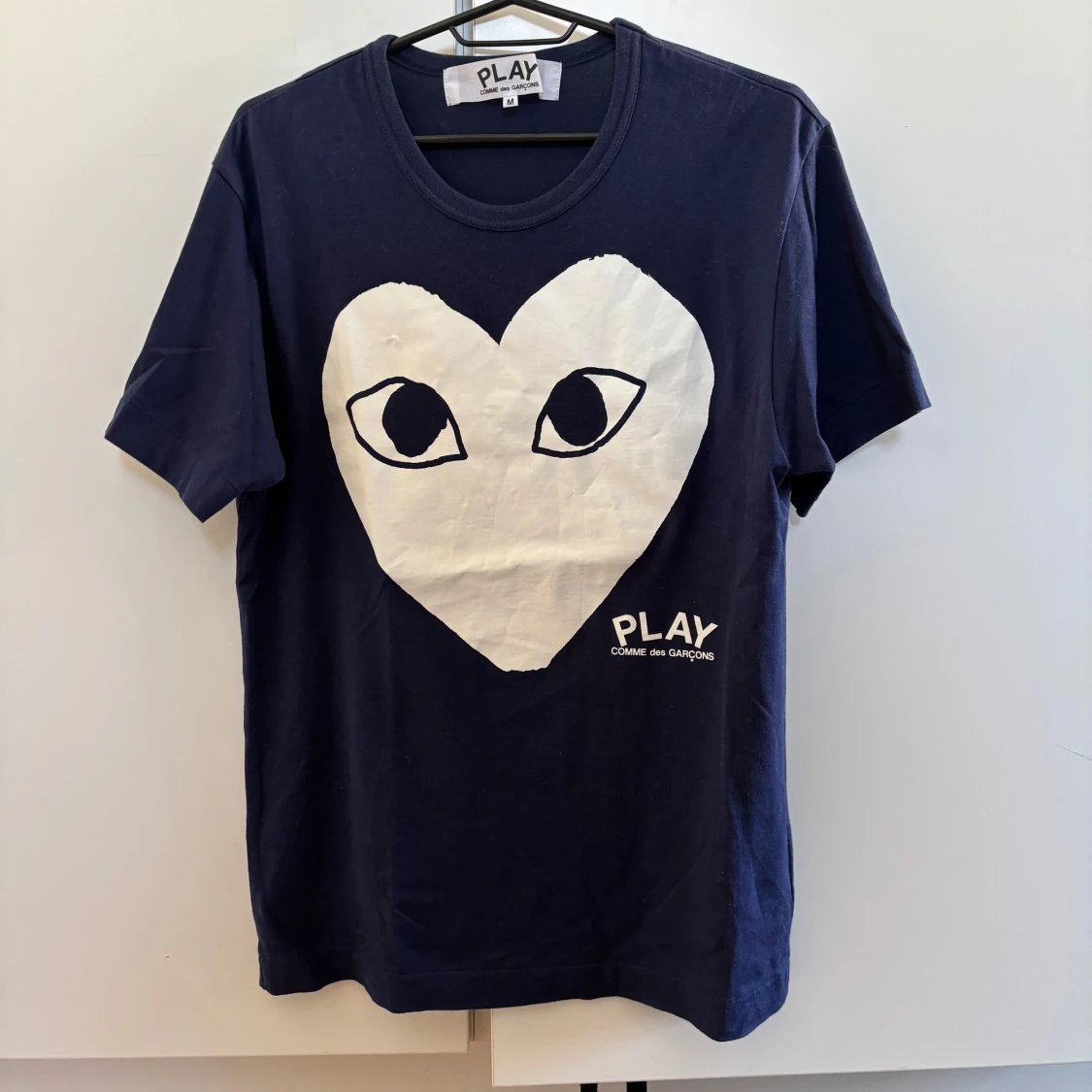 Mörkblå t-shirt från Comme des Garçons