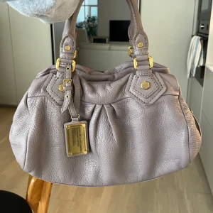 Marc Jacobs väska  - Säljer min fina Marc Jacobs groove väska! Nyskick, långa bandet medföljer 💝 pris kan diskuteras! 