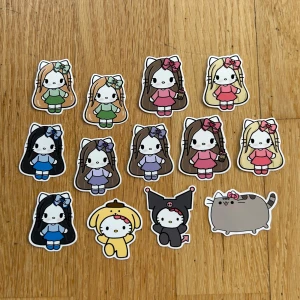 Tecknade klistermärken 💖 - Stickers designade & tillverkade av lovelyhomecraft 🤍 8 kr/styck eller mängdrabatt! Storlek ca 3-5 cm 🌟 går bra att köpa med frimärke (18 kr) eller via köp nu! (Kontakta oss) 