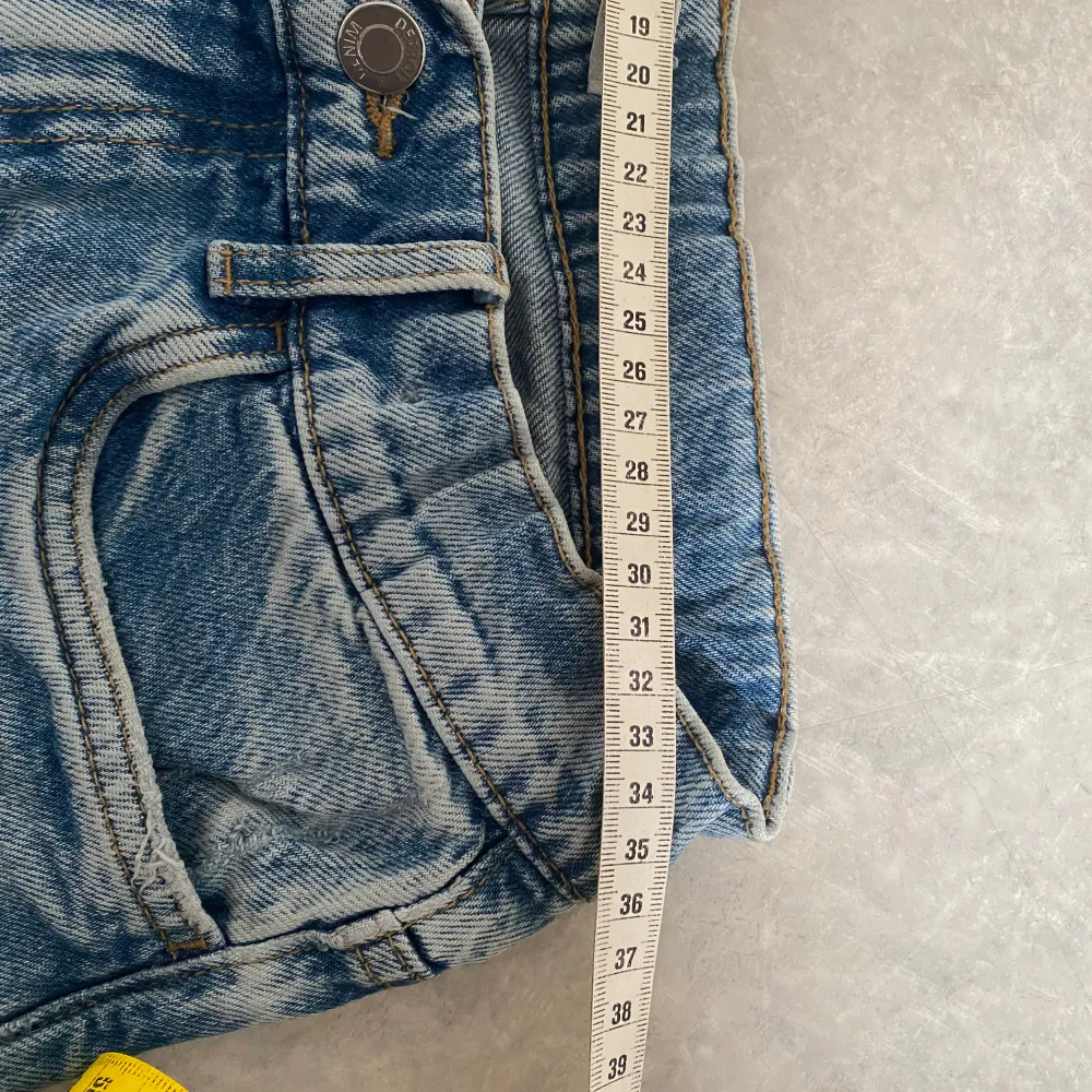 Säljer ett par klassiska blå jeans från Lindex. De har en rak passform och är tillverkade i denim med en snygg tvätt. Perfekta för en avslappnad stil. Jeansen har en knapp och dragkedja framtill samt fickor både fram och bak.. Farkut & Housut.