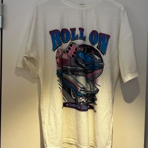 Vit t-shirt med retrotryck -  vit t-shirt med ett stort retrotryck på framsidan. Knappt använd, i väldigt fint skick, från shein, storlek S-oversized