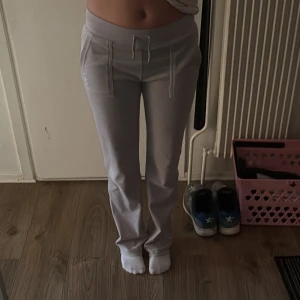 gråa juicy couture byxor - Säljer mina gråa populära juicy couture byxor, då dem inte längre kommer till användning. Väl omhändertagna och inget slitage över huvudtaget. Ordinarie pris 1199 från raglady
