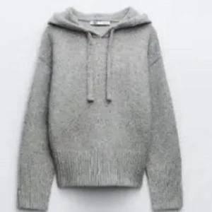 Grå stickad hoodie - Säljer en mysig grå stickad hoodie från zara❤️skriv om ni undrar något