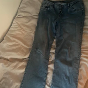 Blå jeans från LTB - Snygga blå jeans från LTB med klassisk femficksdesign. De har en rak passform och är perfekta för en avslappnad stil. Märket 'Valerie' syns på insidan av midjan. Storlek W34 L36 säljer då jag har två par. 