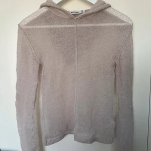 Ljus rosa stickad hoodie från Weekday - Snygg tröja från weekday lite genomskinlig men annars snygg