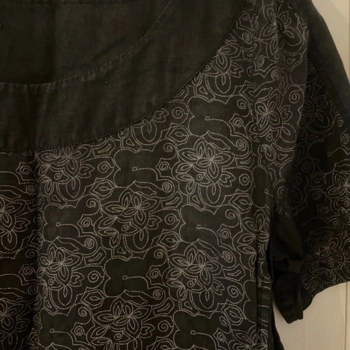 Svart klänning med blommigt mönster - 1