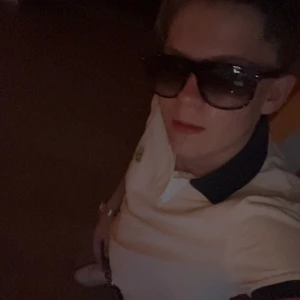 Moncler pique - Väldigt bra skick skön att ha nu när det börjar bli varmare. Kan skicka fler bilder om du är intresserad! Har inte kvitto därför det låga priset!