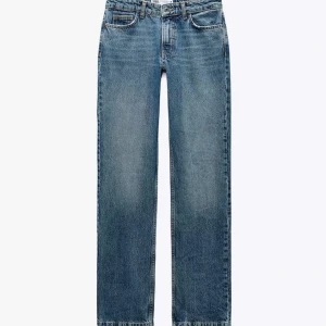 Blåa jeans i snygg passform  - Klassiska blå jeans från zara med en rak passform. De har en traditionell femficksdesign och är tillverkade i slitstarkt denim. Perfekta för en avslappnad stil. 