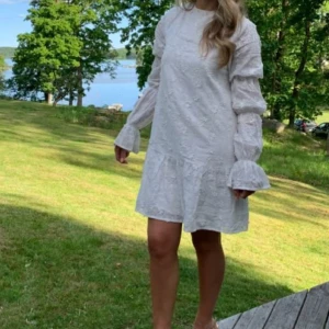 studentklänning  - säljer en av mina fina studentklänningar då jag bestämt mig för en annan, den är från NA-KD i superfint skick💕