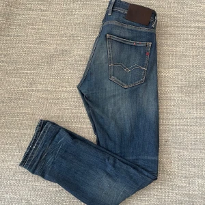 Replay Grover Hyperflex - Snygga blå jeans från Replay (modell Grover) med fina slitningar och unik fade. Storlek W32/L32. Hör av dig för eventuella frågor! Skickar inom 24h. Priset kan diskuteras vid snabb affär. 