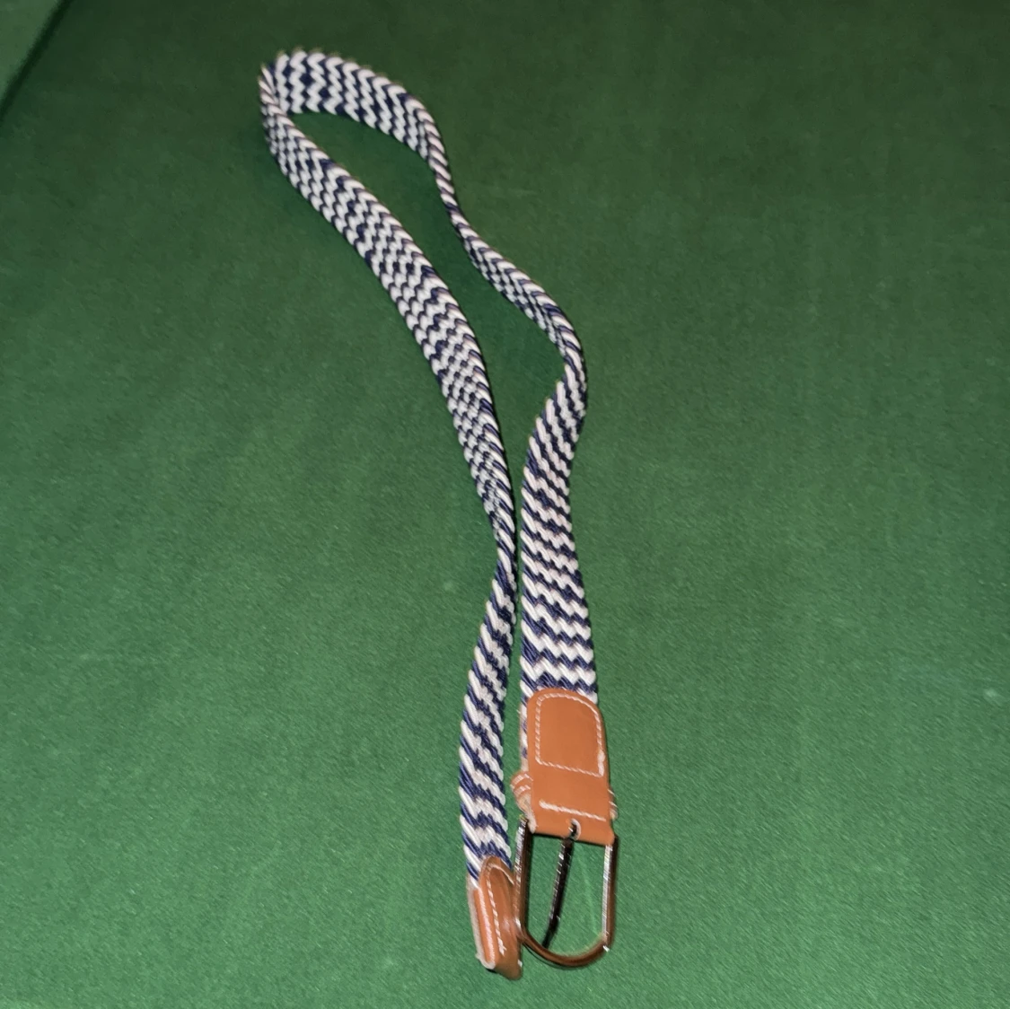 Randigt flätat bälte med läderdetaljer