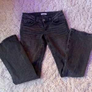 Svarta jeans från Gina Tricot - Snygga svarta lågmidjade jeans från Gina Tricot. Säljer för dem är för korta för mig. Köpta för 499kr