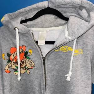 Ed Hardy zip up - Ed Hardy ”Love Kills Slowly” zip up hoodie i grå. Inga äkthetsbevis medföljer, därför lägre pris