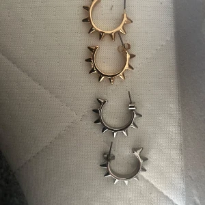 Örhängen med nitar - Säljer dessa snygga nit hörhängerna, i guld och silver , kan även säljas separat. 40kr styck eller 65 för båda💞 dem är ifrån måddish men väldigt lika dem från Edblad 