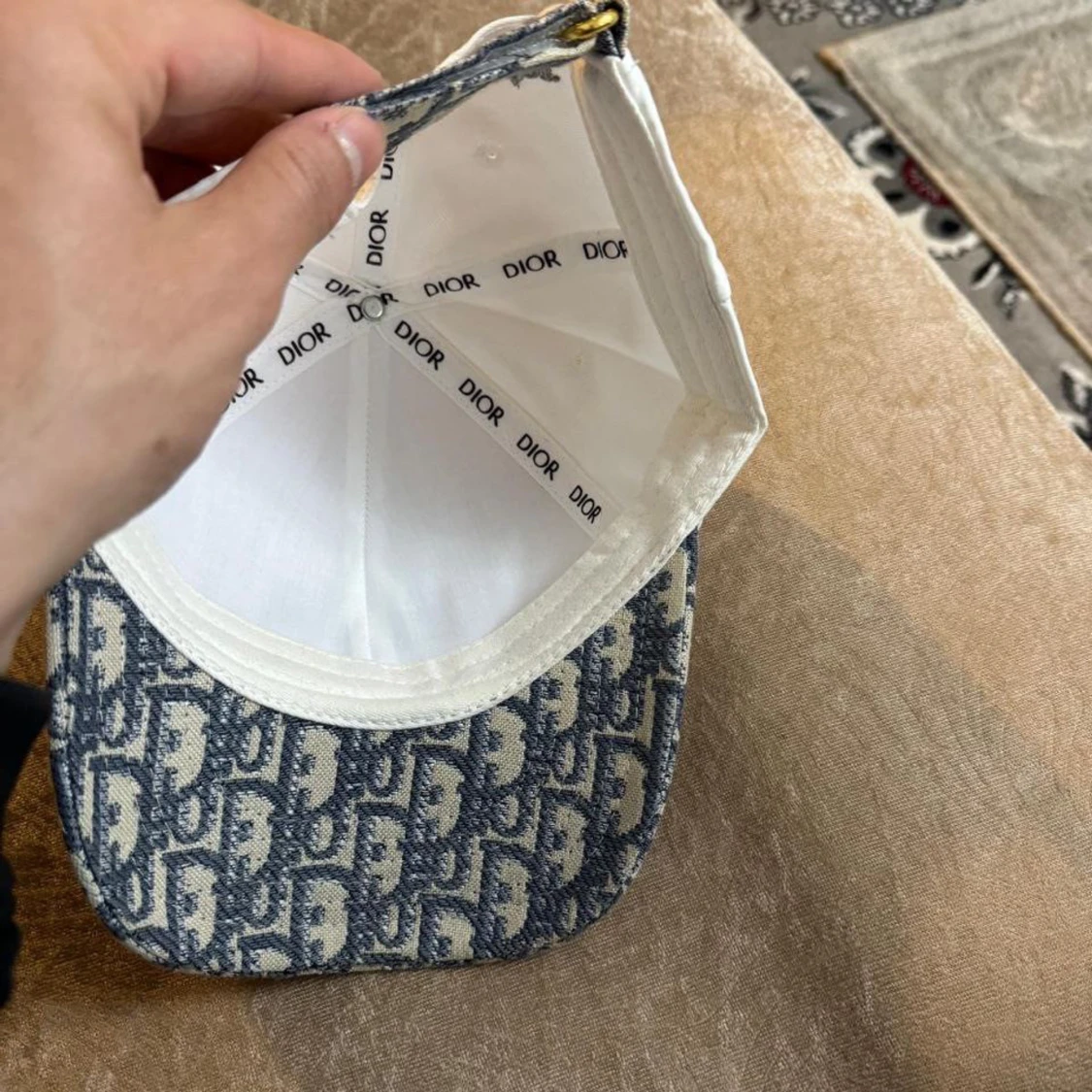 Vit och mönstrad keps från Dior - 3