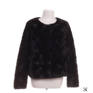 Svart pälsjacka från Vero Moda - Säljer en snygg svart pälsjacka från Vero Moda. Jackan har en mjuk och fluffig yta med långa ärmar. Perfekt för att hålla sig varm och stilren under kyliga dagar. Har storlek M i jackan men passar mig som har S🖤