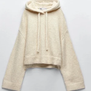 Beige stickad hoodie från Zara - Slutsåld mysig stickad hoodie från Zara💗 Superfint skick och knappt använd☺️ Skriv gärna privat om du har några frågor!🫶🏻