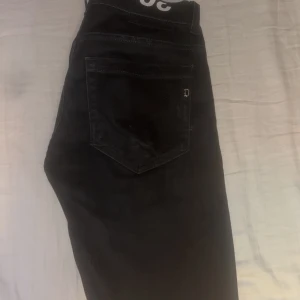 Marinblå dundup jeans - Säljer nu ett par helt nya dundup jeans ny pris 3200 pris går att diskutera 