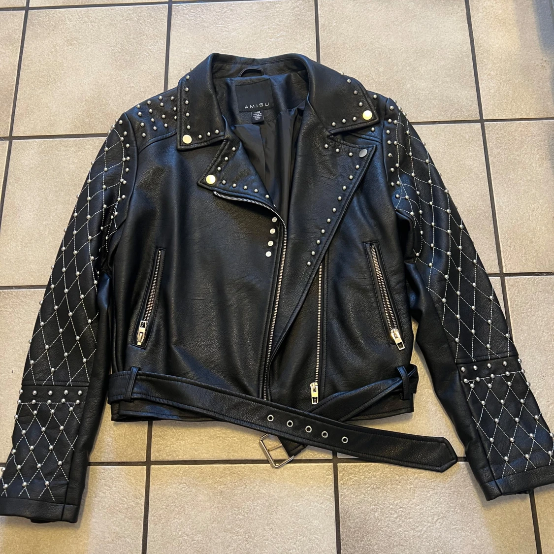 Svart skinnjacka från Amisu